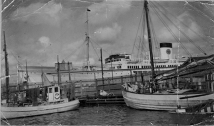 SD 927 Nordkap med flera fartyg och båtar